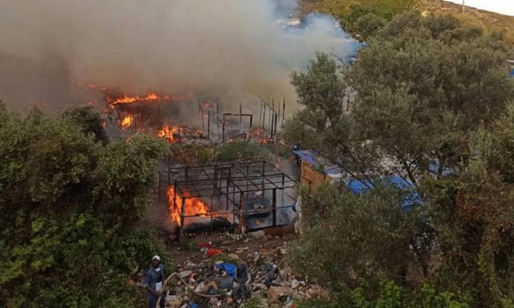 Φωτιά ξέσπασε δίπλα στο ΚΥΤ της ΒΙΑΛ στη Χίο